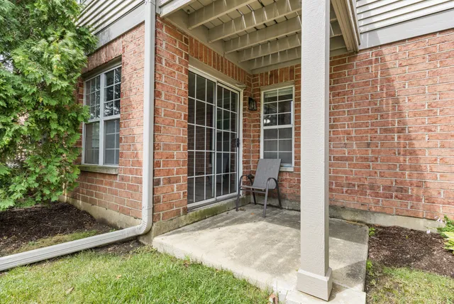 $200,000 | 100 White Oak Court, Unit 1, Schaumburg, IL 60195