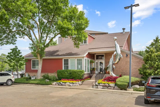 $200,000 | 100 White Oak Court, Unit 1, Schaumburg, IL 60195