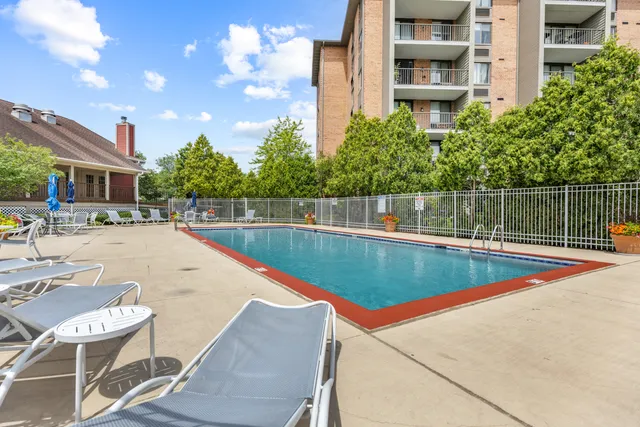 $200,000 | 100 White Oak Court, Unit 1, Schaumburg, IL 60195