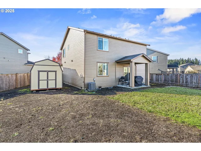 a view of a house with backyard