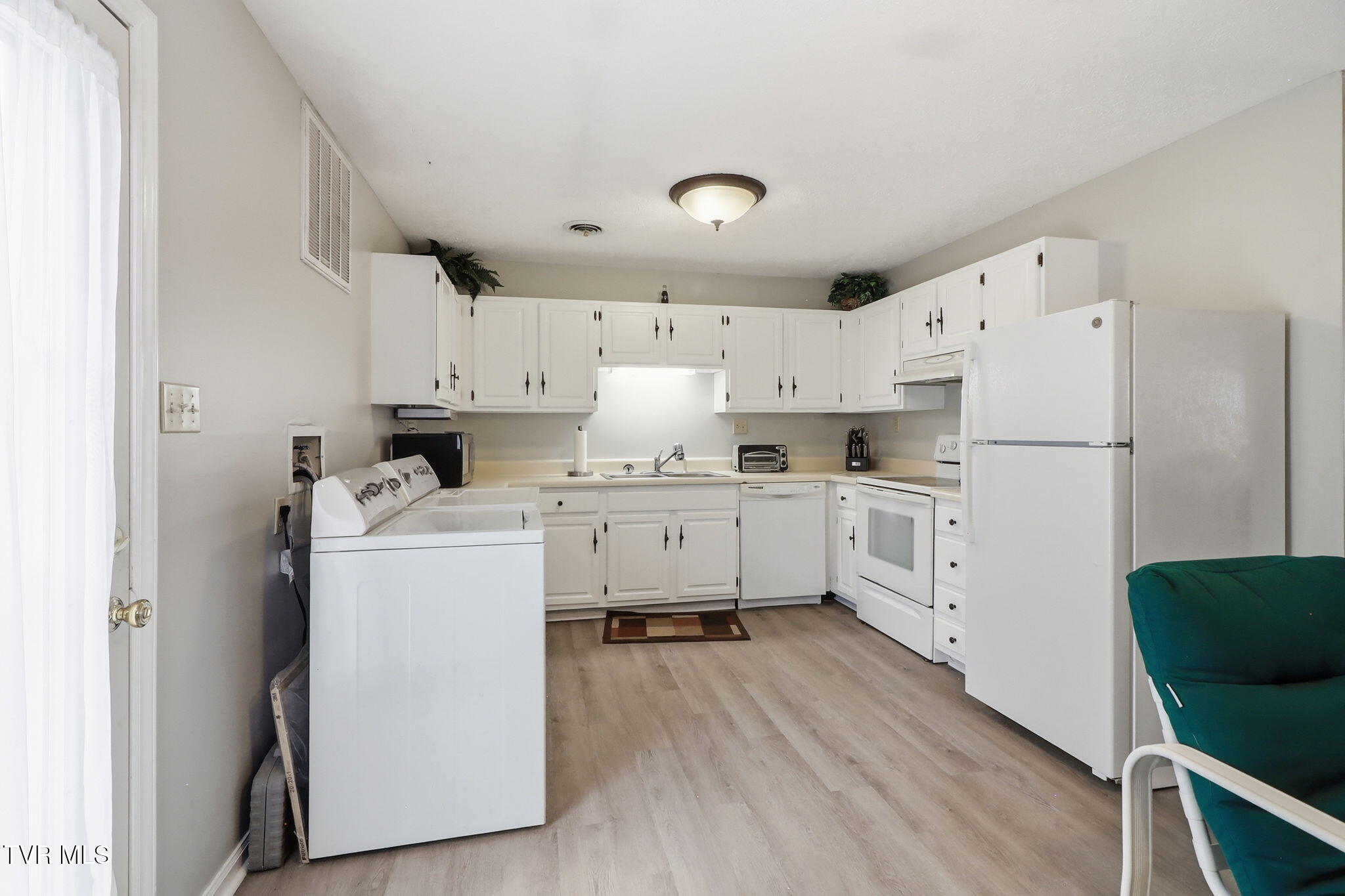 3539 Netherland Inn Road, Unit 9 Kingsport, TN 37660 - Photo 6 of 20 6-web-or-mls-DZ3A5009