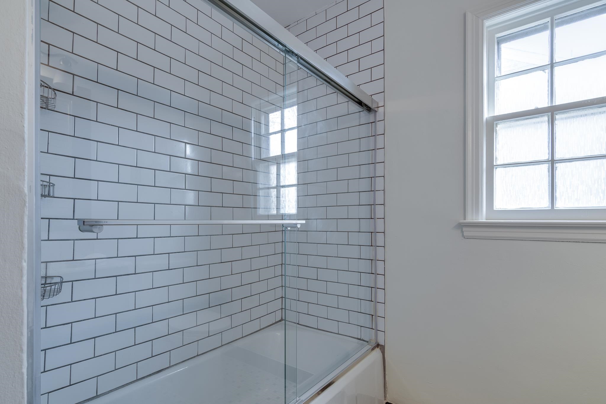 2767 Iroquois Road Memphis, TN 38111 - Photo 25 of 28 Bathroom with combined bath / shower with glass door