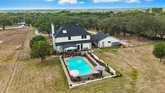 $800,000 | 4011 East Bankhead Highway, Hudson Oaks, TX 76087