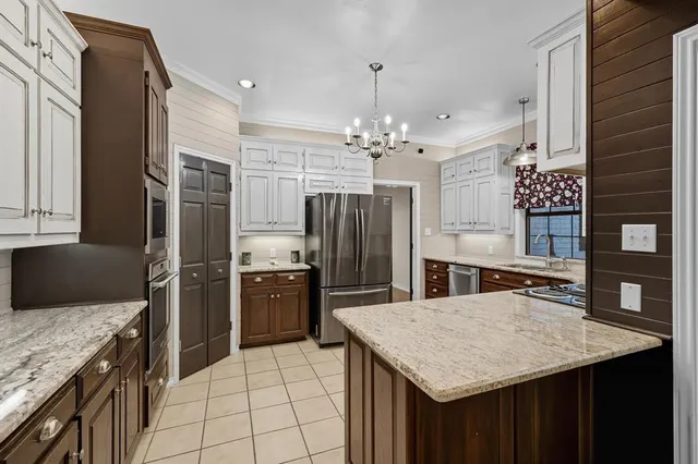 $800,000 | 4011 East Bankhead Highway, Hudson Oaks, TX 76087