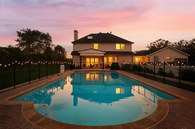 $800,000 | 4011 East Bankhead Highway, Hudson Oaks, TX 76087