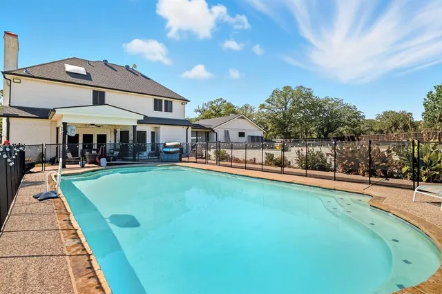 $800,000 | 4011 East Bankhead Highway, Hudson Oaks, TX 76087