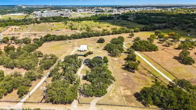 $800,000 | 4011 East Bankhead Highway, Hudson Oaks, TX 76087