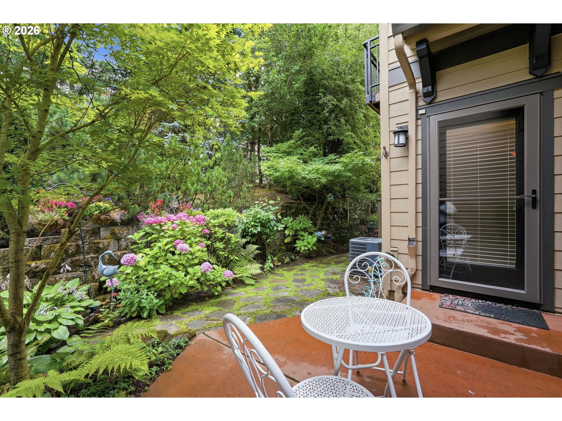 8 Summit Ridge Court Lake Oswego, OR 97035 - Photo 36 of 40 a backyard of a house with yard and outdoor seating