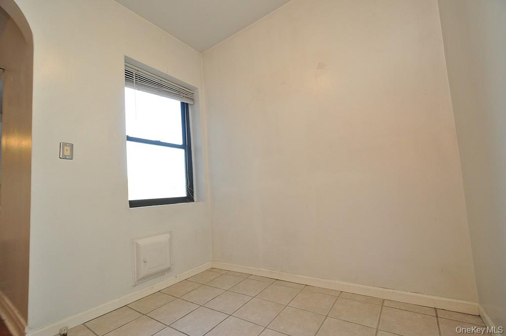 120 Stonelea Place, Unit 3M New Rochelle, NY 10801 - Photo 18 of 39 an empty room with a window