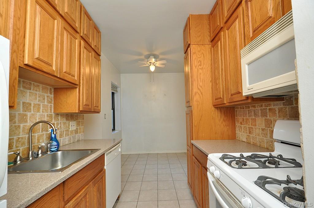 120 Stonelea Place, Unit 3M New Rochelle, NY 10801 - Photo 6 of 39 a kitchen that has a sink and a stove