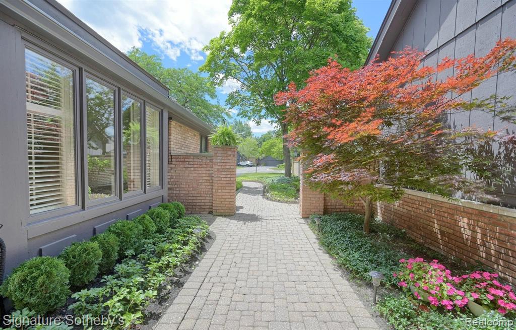 1875 Pine Ridge Lane Bloomfield Hills, MI 48302 - Photo 4 of 40