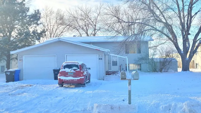 $249,900 | 914-916 32nd Street North, Fargo, ND 58102