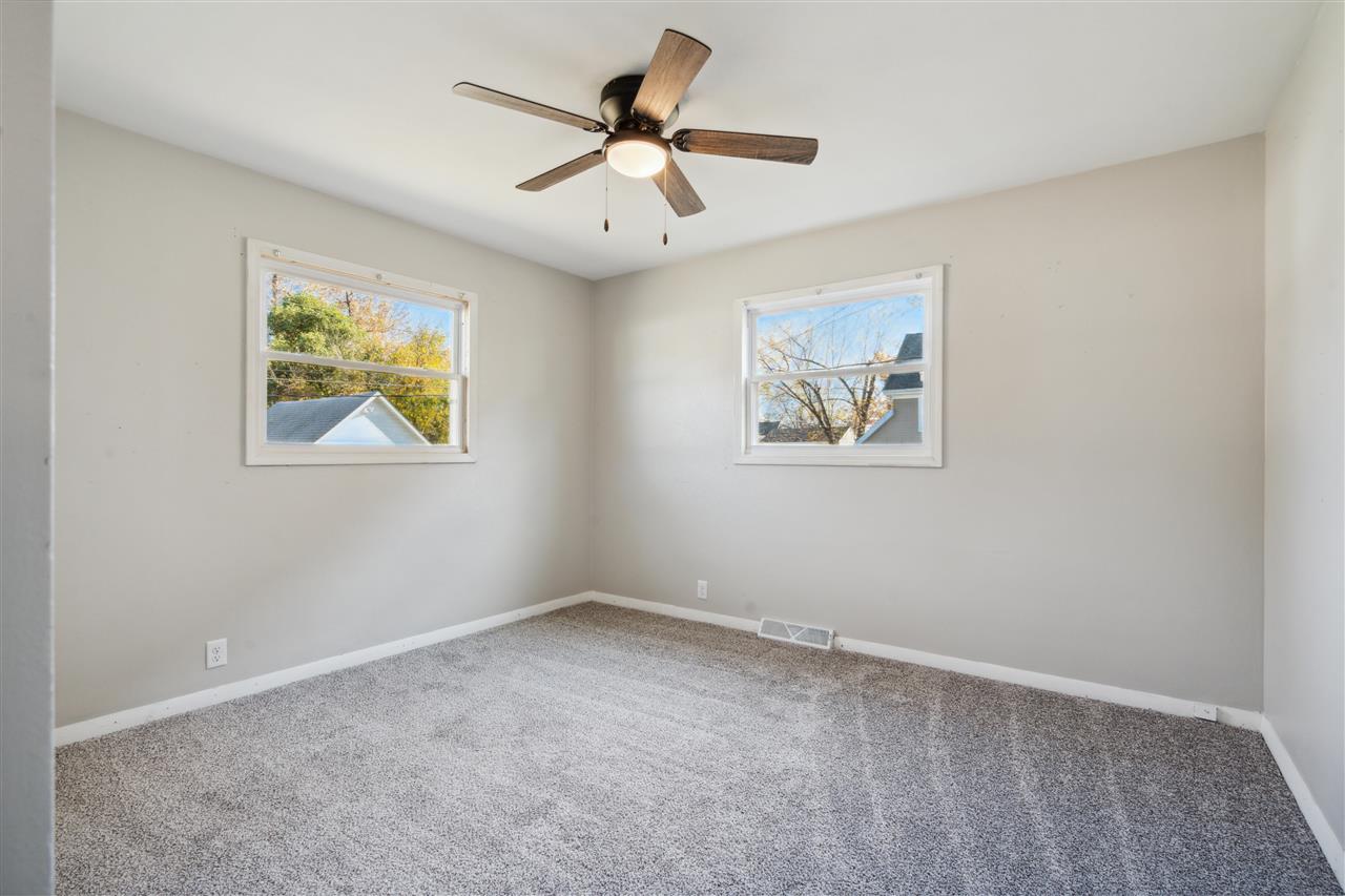 872 Center Point Road Northeast Cedar Rapids, IA 52402 - Photo 12 of 27 Gallery Image 12