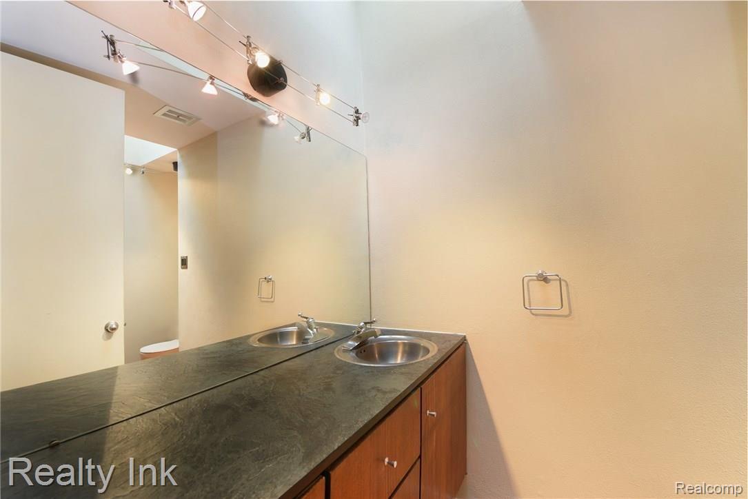 34200 Quaker Valley Road Farmington, MI 48331 - Photo 14 of 19 DSC_3353.jpg