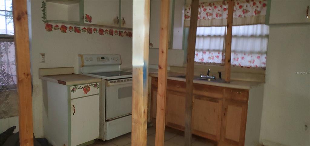 2208 Valencia Road Orlando, FL 32803 - Photo 23 of 45 a utility room with dryer and washer
