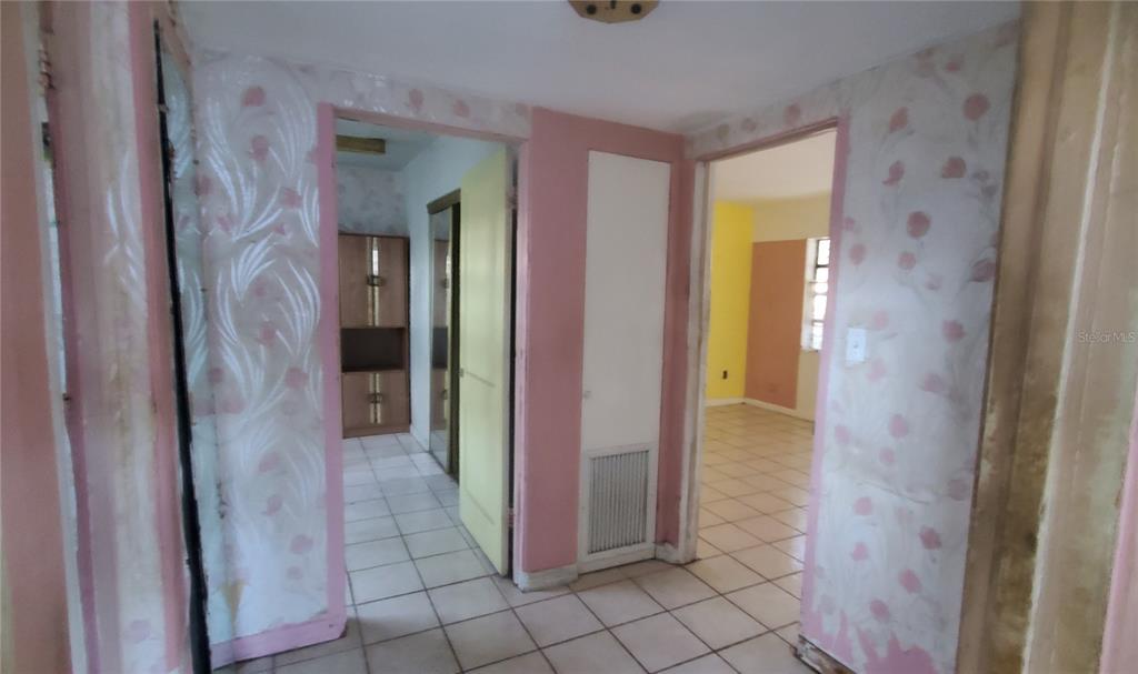 2208 Valencia Road Orlando, FL 32803 - Photo 27 of 45 a view of a bathroom with a glass door