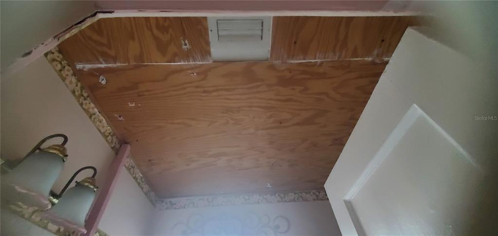 2208 Valencia Road Orlando, FL 32803 - Photo 31 of 45 a bathroom with a shower