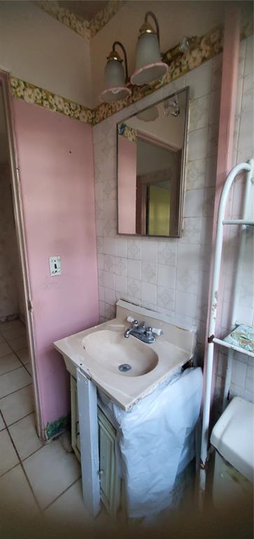 2208 Valencia Road Orlando, FL 32803 - Photo 34 of 45 a bathroom with a sink mirror and vanity