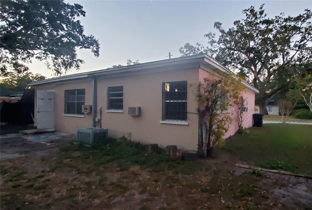 2208 Valencia Road Orlando, FL 32803 - Photo 40 of 45 a backyard of a house with lots of green space