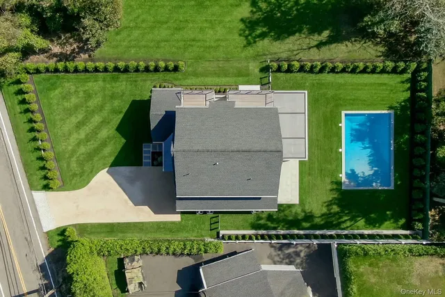 $2,999,999 | 135 South Road, Westhampton, NY 11977