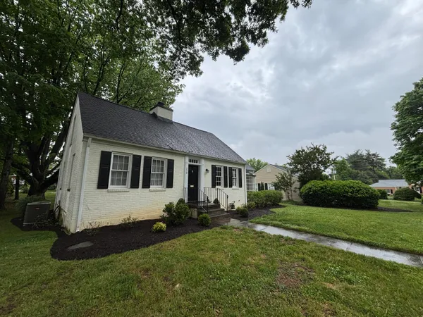 $1,700 | 210 Locust Avenue, Salem, VA 24153