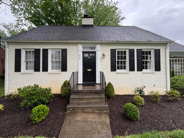 $1,700 | 210 Locust Avenue, Salem, VA 24153