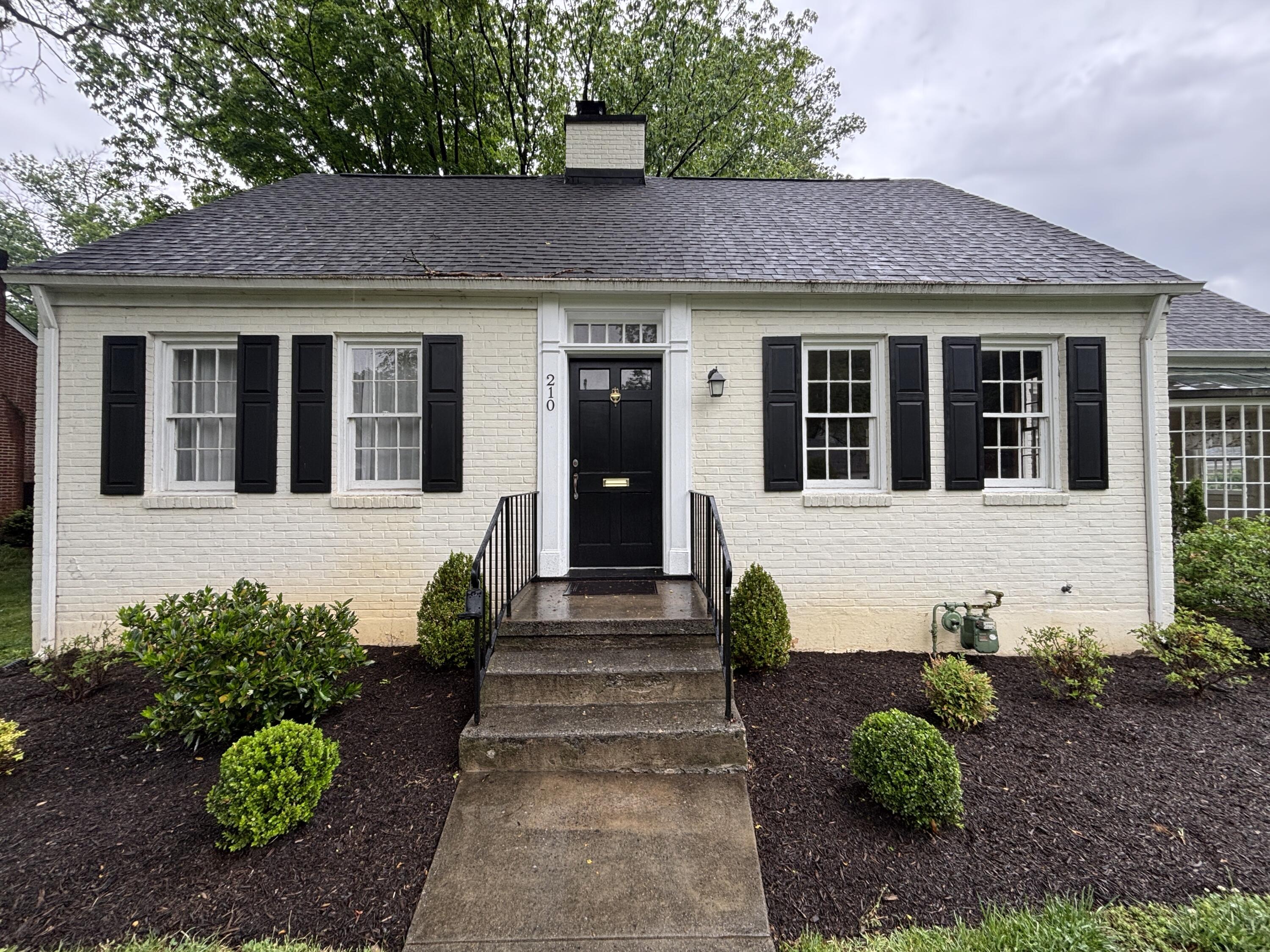 210 Locust Avenue Salem, VA 24153 - Photo 1 of 24 IMG_6029