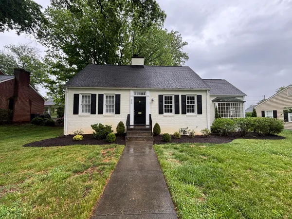 $1,700 | 210 Locust Avenue, Salem, VA 24153