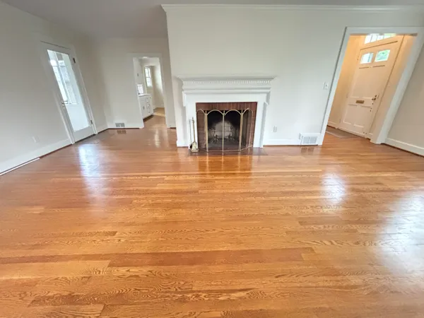 $1,700 | 210 Locust Avenue, Salem, VA 24153