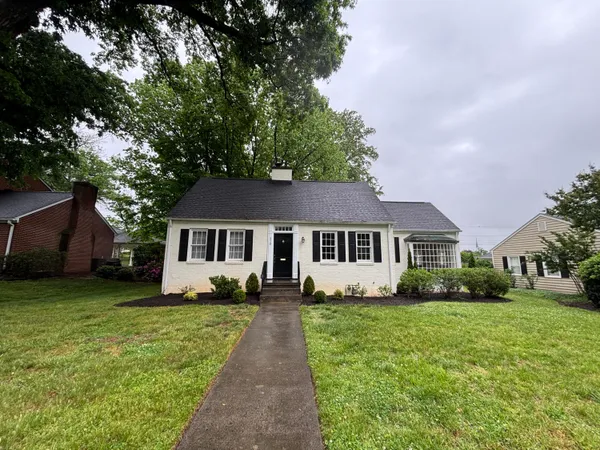 $1,700 | 210 Locust Avenue, Salem, VA 24153