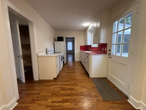 $1,700 | 210 Locust Avenue, Salem, VA 24153