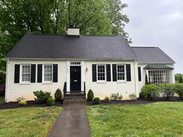 $1,700 | 210 Locust Avenue, Salem, VA 24153
