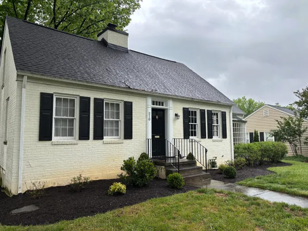 $1,700 | 210 Locust Avenue, Salem, VA 24153