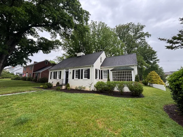 $1,700 | 210 Locust Avenue, Salem, VA 24153