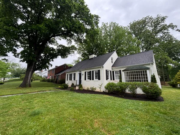 $1,700 | 210 Locust Avenue, Salem, VA 24153