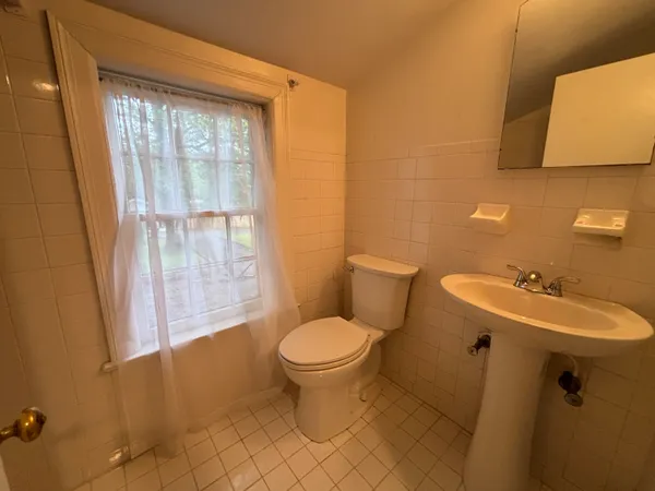 $1,700 | 210 Locust Avenue, Salem, VA 24153
