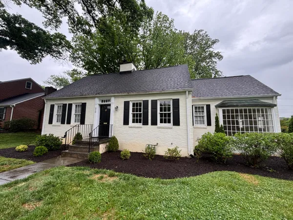 $1,700 | 210 Locust Avenue, Salem, VA 24153