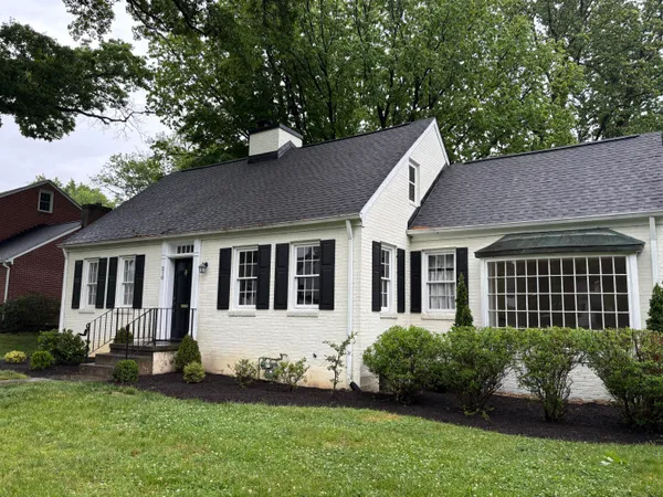 $1,700 | 210 Locust Avenue, Salem, VA 24153