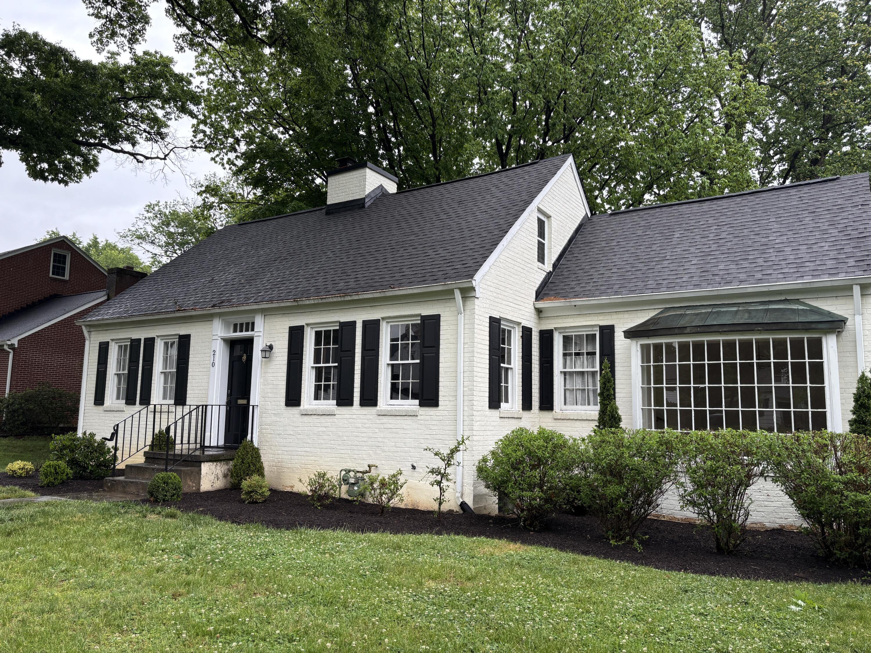 210 Locust Avenue Salem, VA 24153 - Photo 2 of 24 IMG_6025