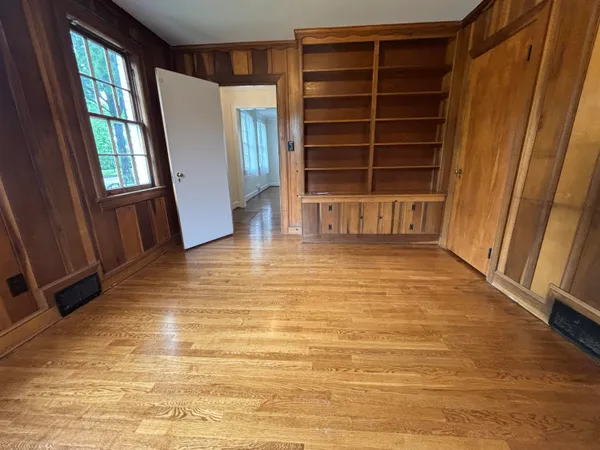 $1,700 | 210 Locust Avenue, Salem, VA 24153