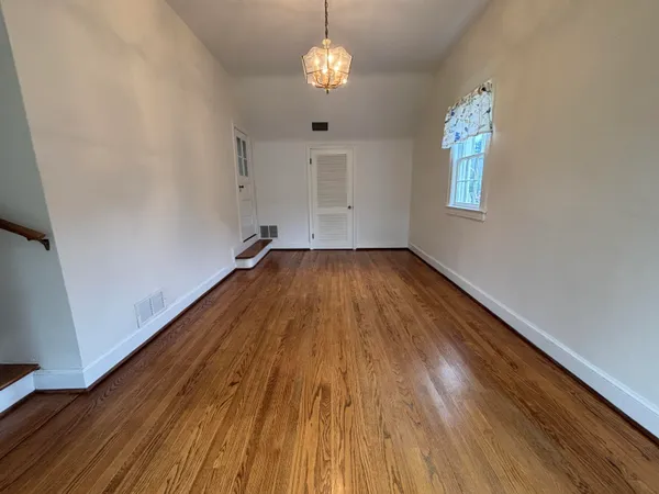 $1,700 | 210 Locust Avenue, Salem, VA 24153