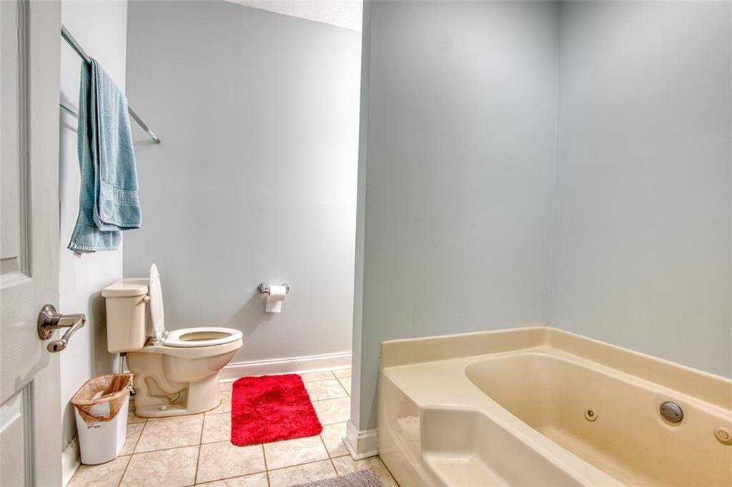 441 Weaver Road Moultrie, GA 31768 - Photo 18 of 48 a bathroom with a bathtub and sink