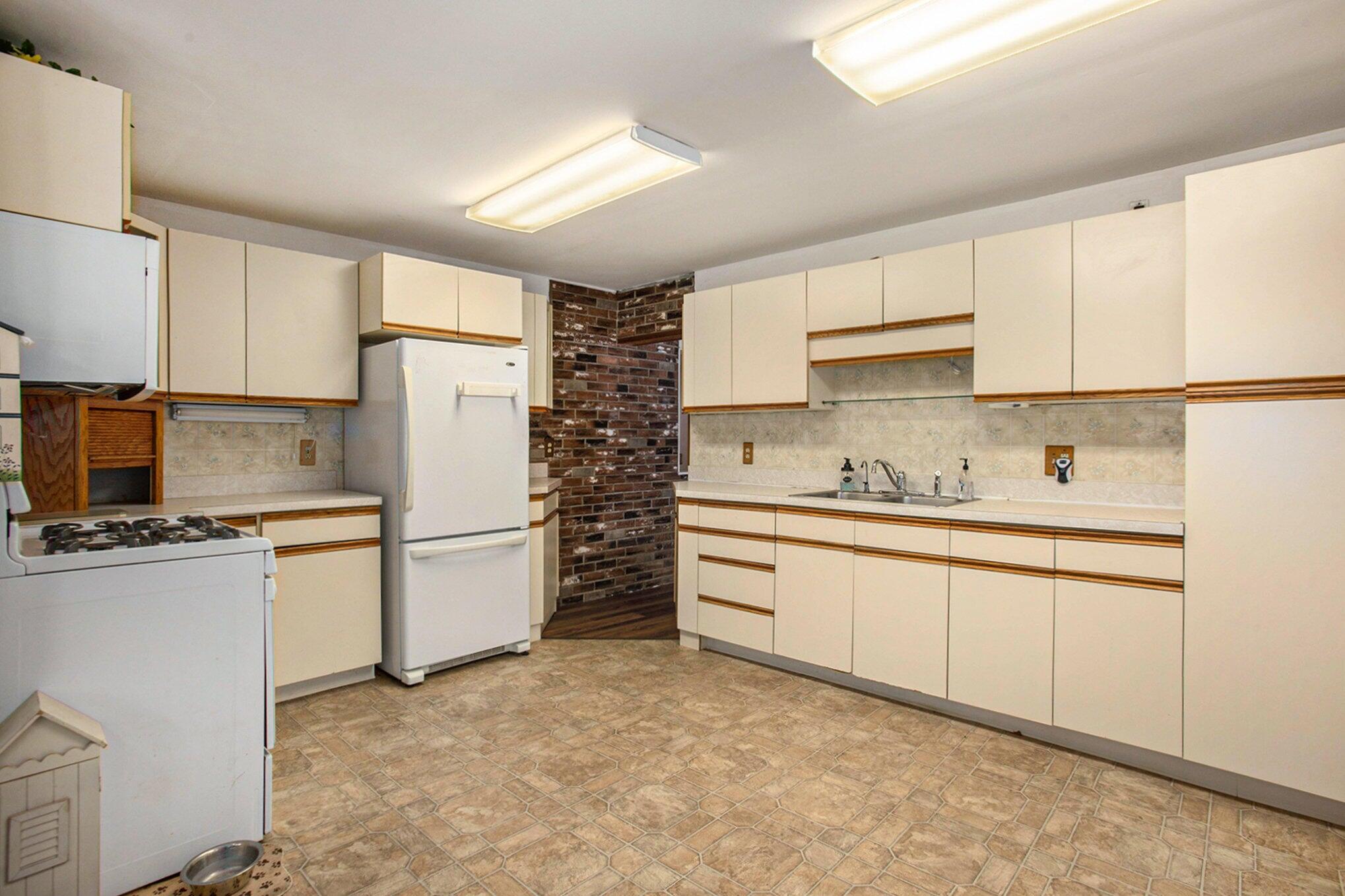 1075 Dykstra Road Muskegon, MI 49445 - Photo 9 of 24 15