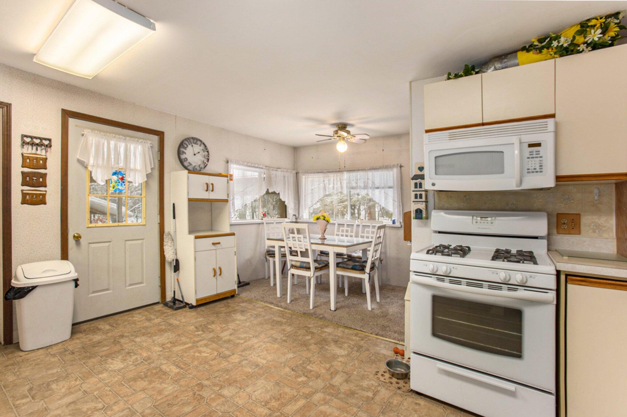 1075 Dykstra Road Muskegon, MI 49445 - Photo 10 of 24 17