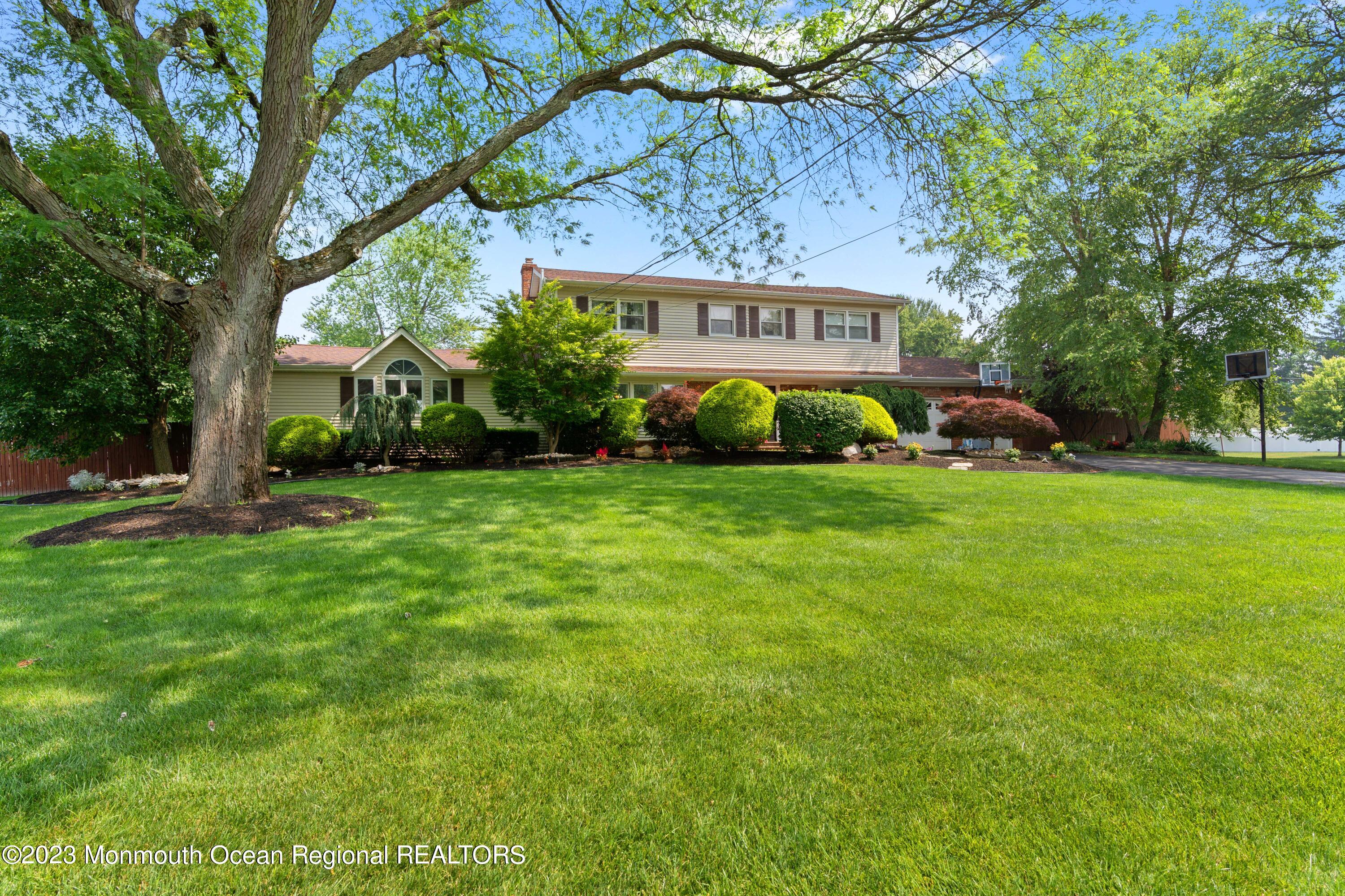 22 Kings Way Freehold, NJ 07728 - Photo 2 of 40 DSC01916
