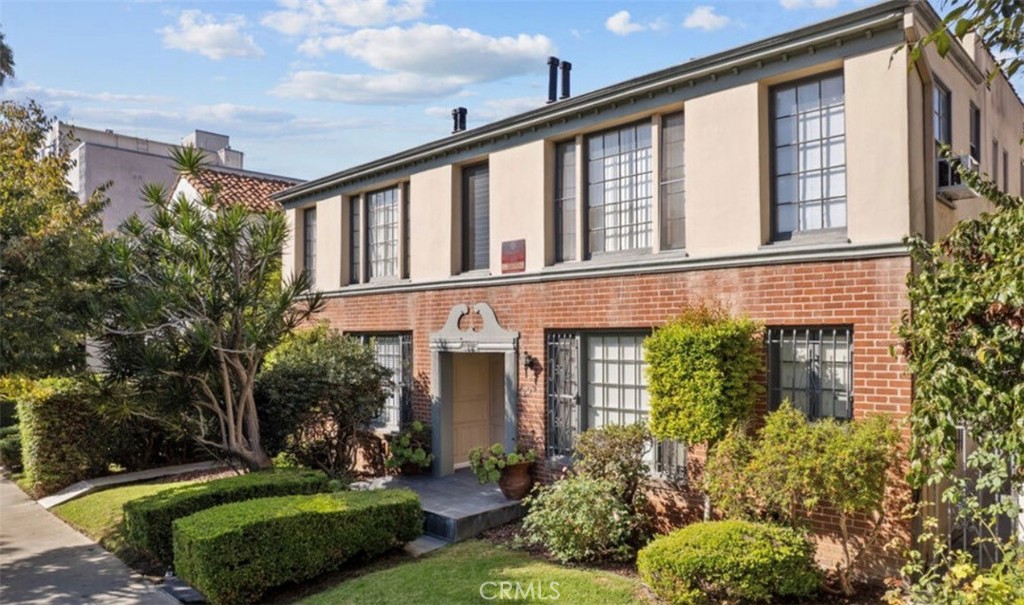 209 South Reeves Drive Beverly Hills, CA 90212 - Photo 1 of 10