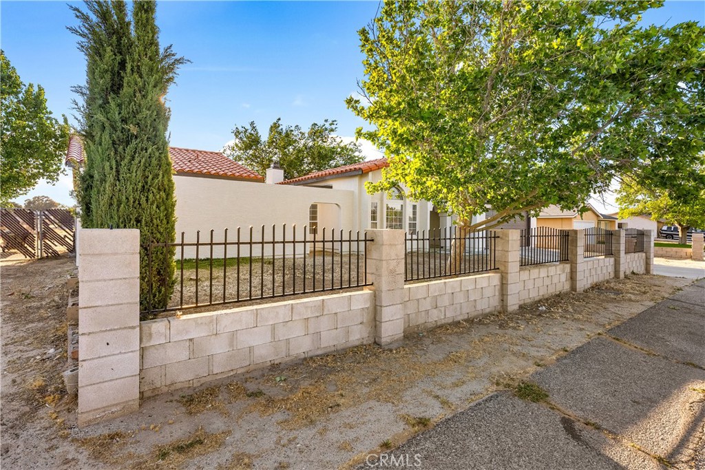 40251 Fieldspring Street Palmdale, CA 93591 - Photo 5 of 45 a view of a white fence