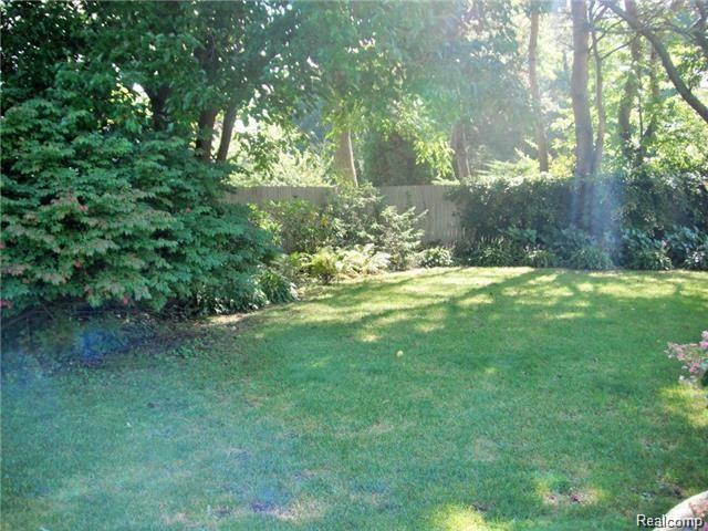 3664 Ridgeland Road West Bloomfield, MI 48323 - Photo 27 of 30 Large fenced in lawn and garden.