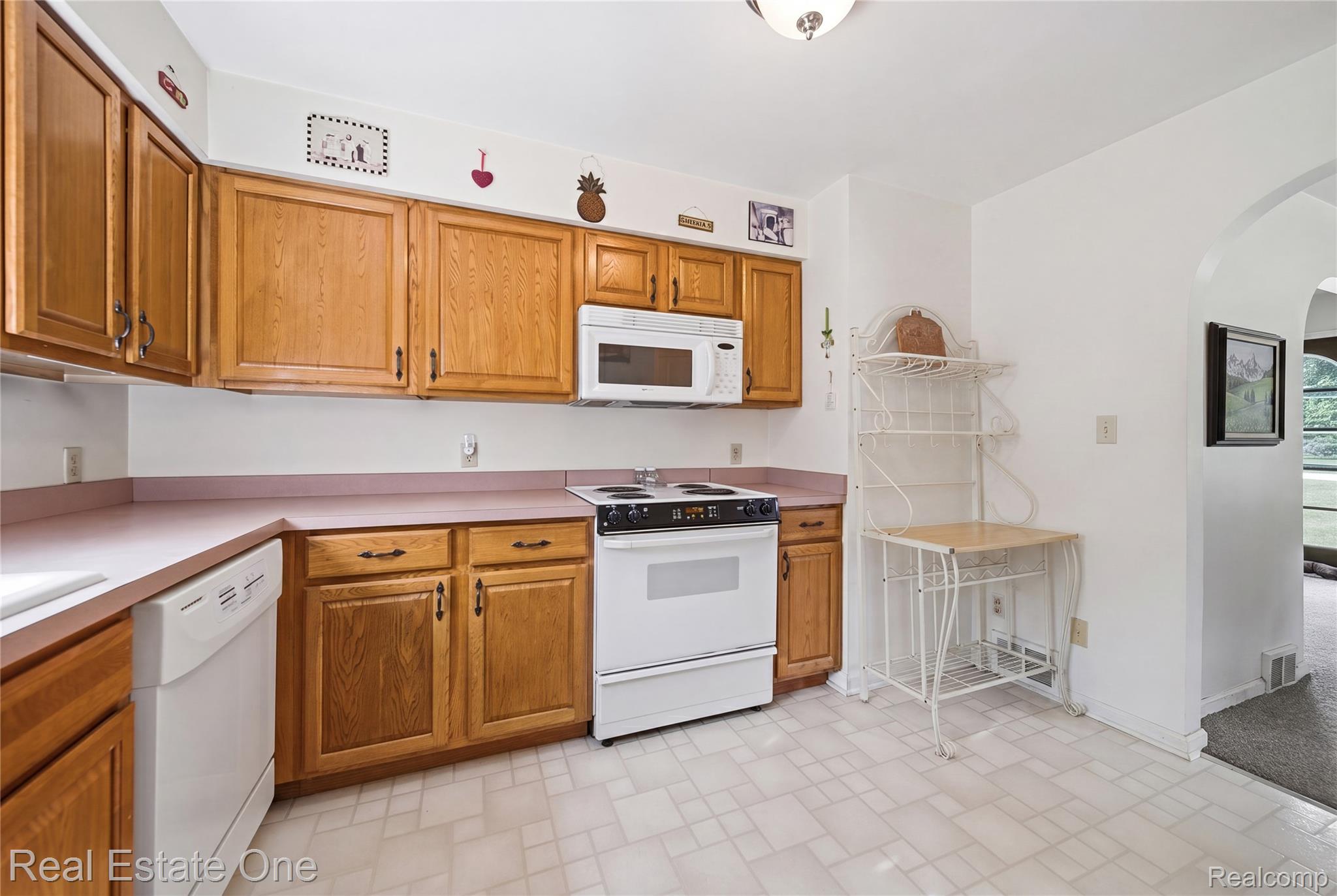 665 South Howell Street Pinckney, MI 48169 - Photo 5 of 28 Photo has been digitally enhanced