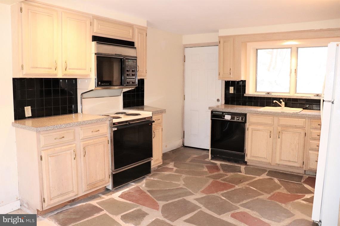 2540 Edge Hill Road Huntingdon Valley, PA 19006 - Photo 9 of 28 Gallery Image 9